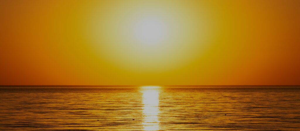 海から太陽が昇る写真